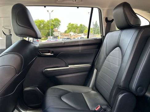 Used 2025 Toyota Highlander XLE AWD/4WD image 20