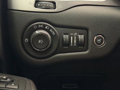 Used 2019 Jeep Cherokee Latitude Plus w/ Comfort/Convenience Group AWD/4WD image 35