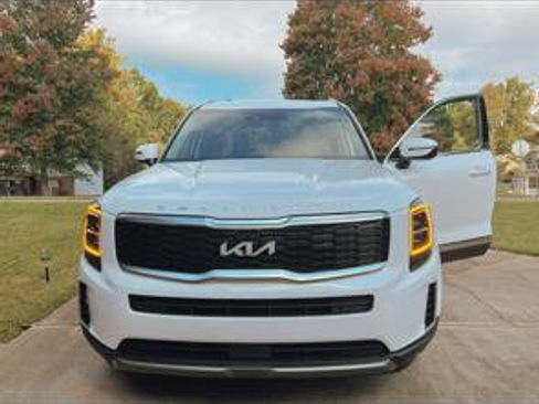 Used 2022 Kia Telluride EX w/ EX Premium Package FWD image 3