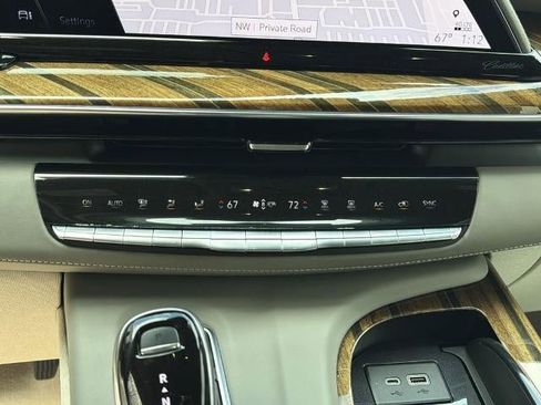Certified 2021 Cadillac Escalade Premium Luxury Platinum AWD/4WD image 32