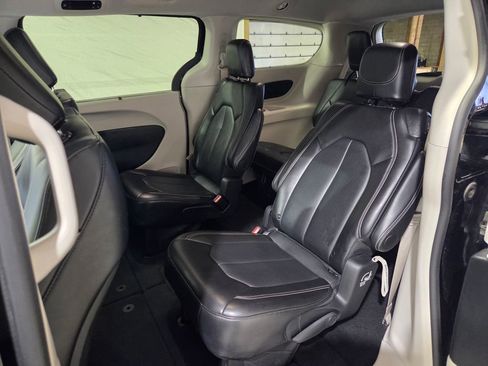 Used 2024 Chrysler Pacifica Touring-L FWD image 14