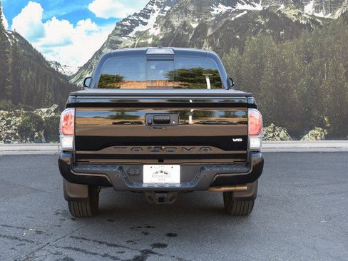 Used 2022 Toyota Tacoma TRD Sport w/ TRD Premium Sport Package AWD/4WD image 10
