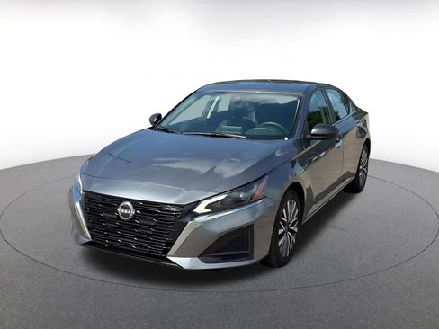 Used 2025 Nissan Altima 2.5 SV FWD image 5