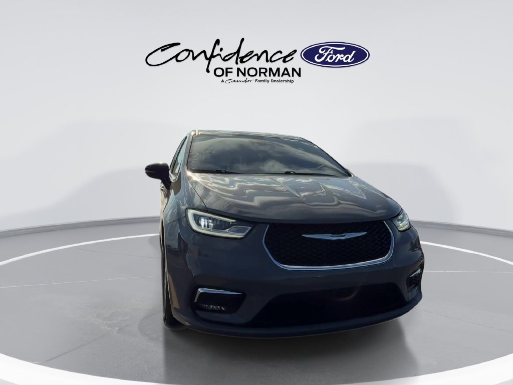 Used 2025 Chrysler Pacifica Select FWD image 2