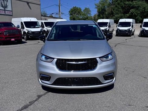 Used 2024 Chrysler Pacifica Touring-L FWD image 8