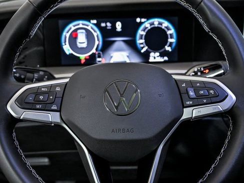 Used 2025 Volkswagen Tiguan SE w/ Panoramic Sunroof Package image 18