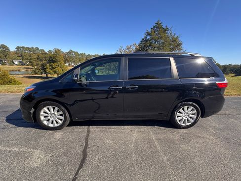 Used 2017 Toyota Sienna Limited Premium image 8