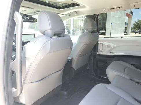 Certified 2025 Toyota Sienna XLE FWD image 14