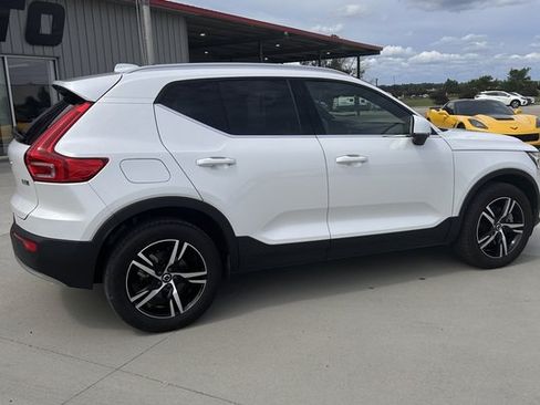 Used 2024 Volvo XC40 B5 Core AWD/4WD image 3