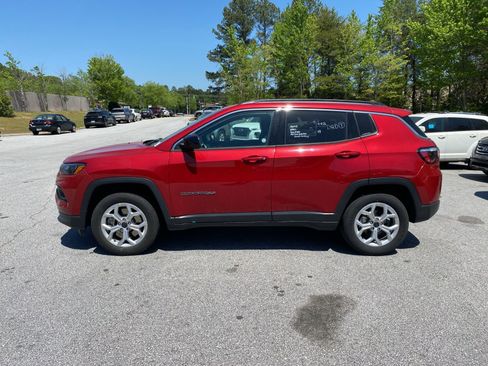 Used 2025 Jeep Compass Latitude AWD/4WD image 3