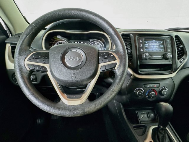 Used 2018 Jeep Cherokee Latitude FWD image 10