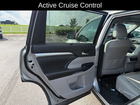 Used 2017 Toyota Highlander XLE AWD/4WD image 12