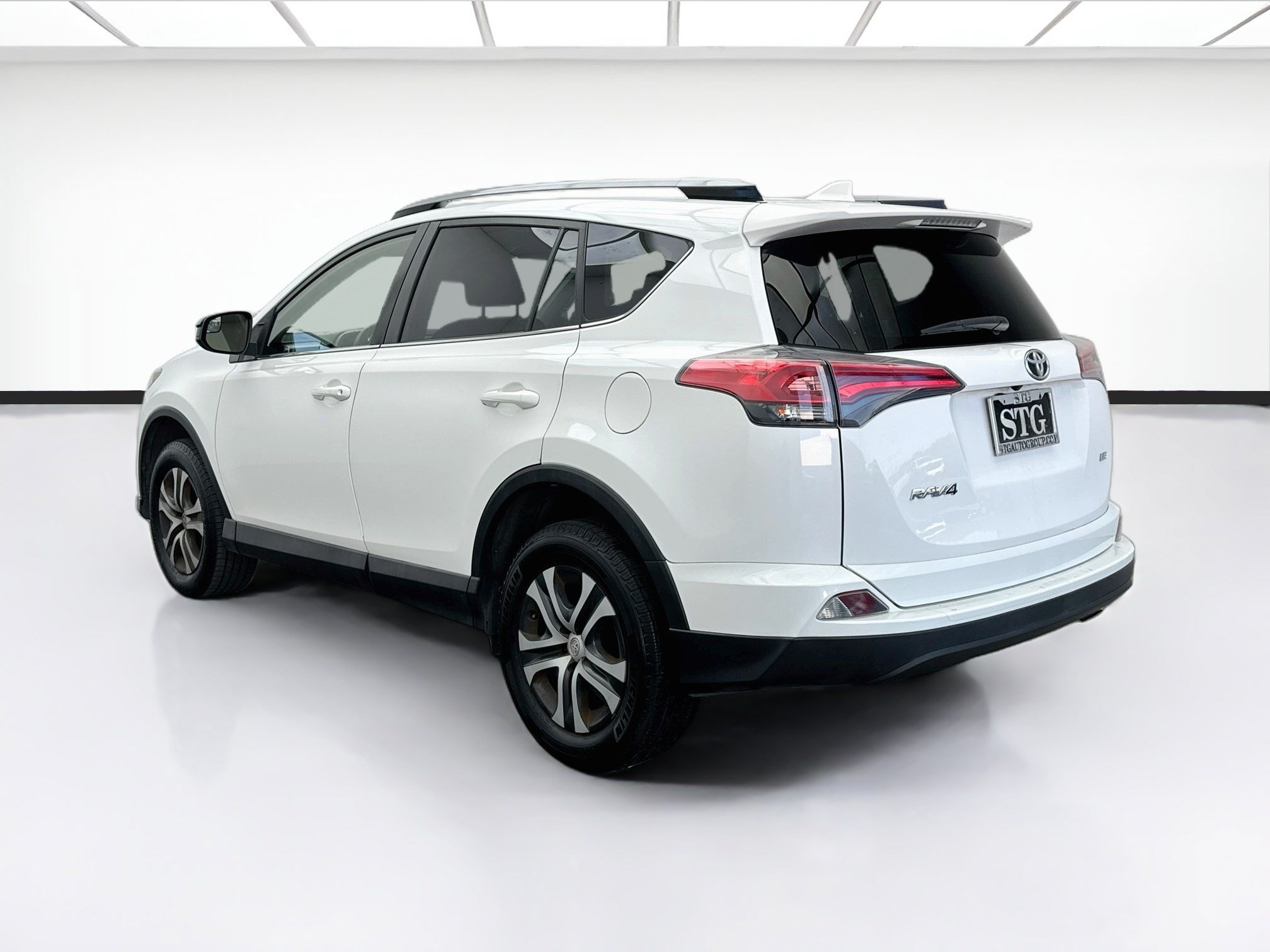 Used 2018 Toyota RAV4 LE w/ All Weather Liner Package FWD image 6