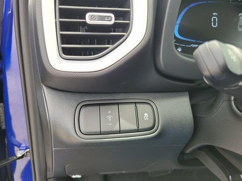 Used 2025 Hyundai Venue Limited FWD image 18