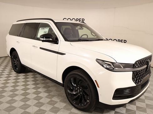 New 2025 Lincoln Navigator Reserve w/ Jet Appearance Package image 1