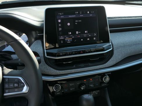 Used 2025 Jeep Compass Latitude w/ Sun & Sound Group image 16