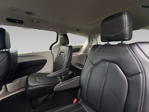 Used 2023 Chrysler Pacifica Touring-L FWD image 5