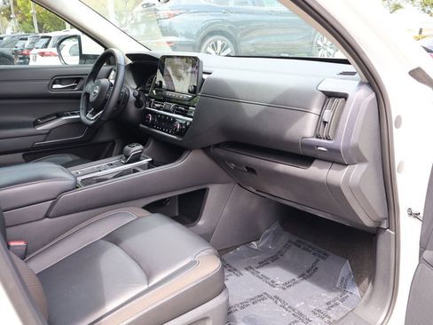 Used 2024 Nissan Pathfinder SL FWD image 29