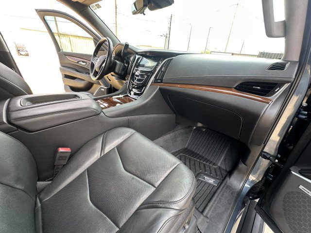 Used 2020 Cadillac Escalade Premium Luxury AWD/4WD image 15