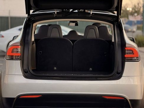 Used 2018 Tesla Model X 75D image 10