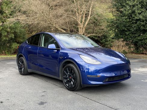Used 2022 Tesla Model Y Long Range image 2