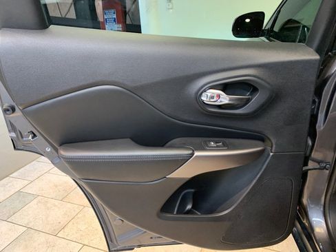 Used 2019 Jeep Cherokee Latitude Plus AWD/4WD image 45