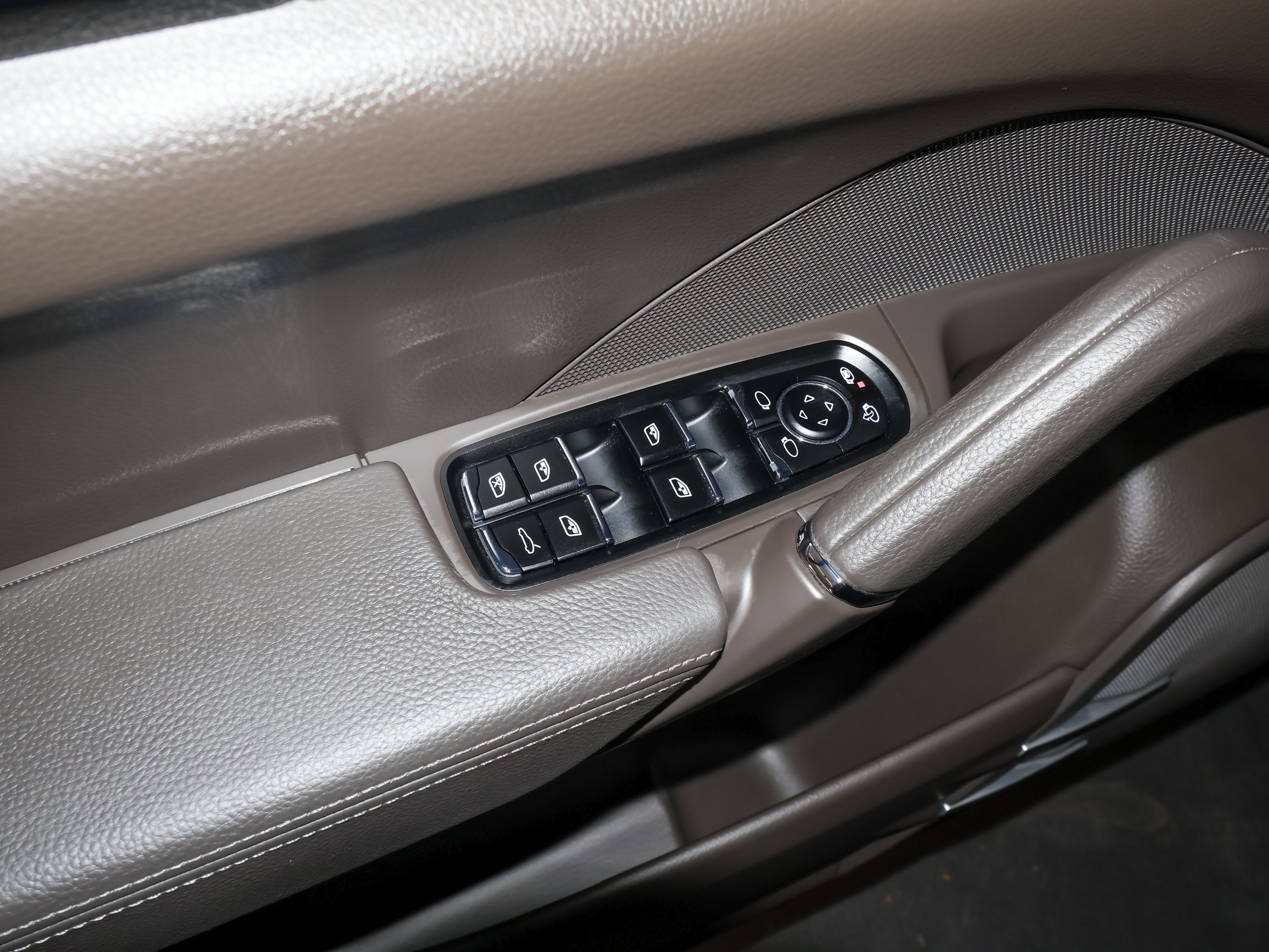 Used 2018 Porsche Cayenne Platinum Edition AWD/4WD image 20