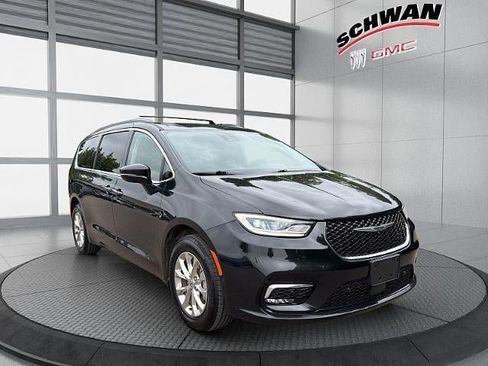 Used 2022 Chrysler Pacifica Touring-L w/ Uconnect Theater Family Group AWD/4WD image 2