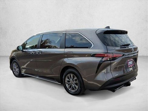 Used 2021 Toyota Sienna XLE image 8