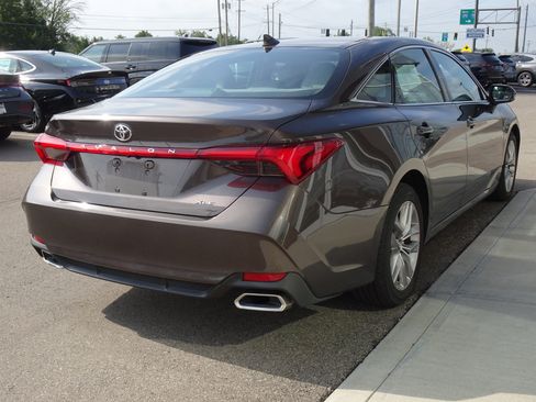 Used 2019 Toyota Avalon XLE w/ Moonroof Package FWD image 5