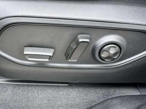 Used 2025 Jeep Grand Cherokee L Laredo RWD image 10