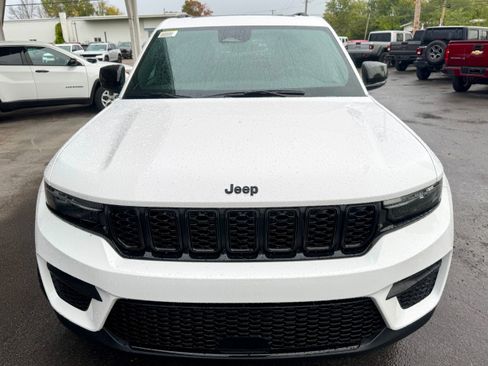 New 2025 Jeep Grand Cherokee Altitude image 7