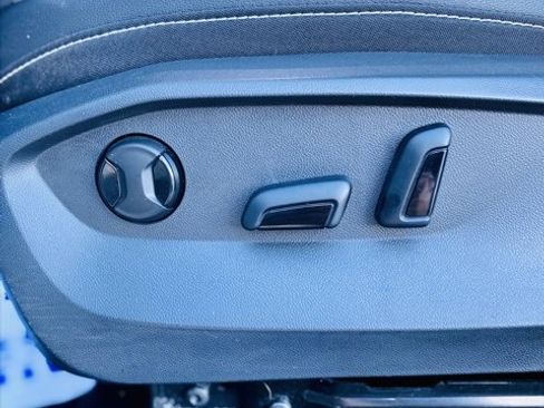 Used 2023 Volkswagen Taos SE image 12