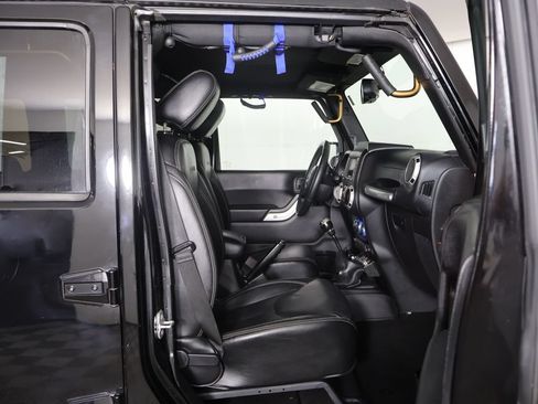 Used 2016 Jeep Wrangler Unlimited Sahara w/ Connectivity Group AWD/4WD image 26