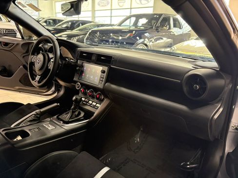 Used 2023 Toyota GR86 Premium image 3