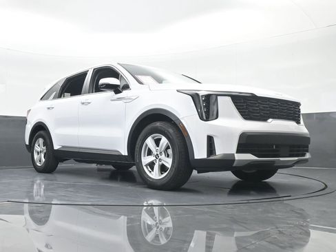 Used 2024 Kia Sorento LX image 61
