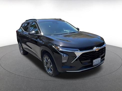Used 2025 Chevrolet Trax LT w/ LT Convenience Package FWD image 3