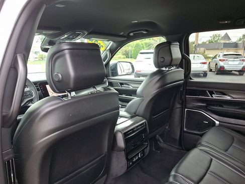 Used 2024 Jeep Wagoneer L Series III w/ Flexible Seating Group image 21