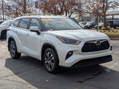 Used 2023 Toyota Highlander XLE image 3