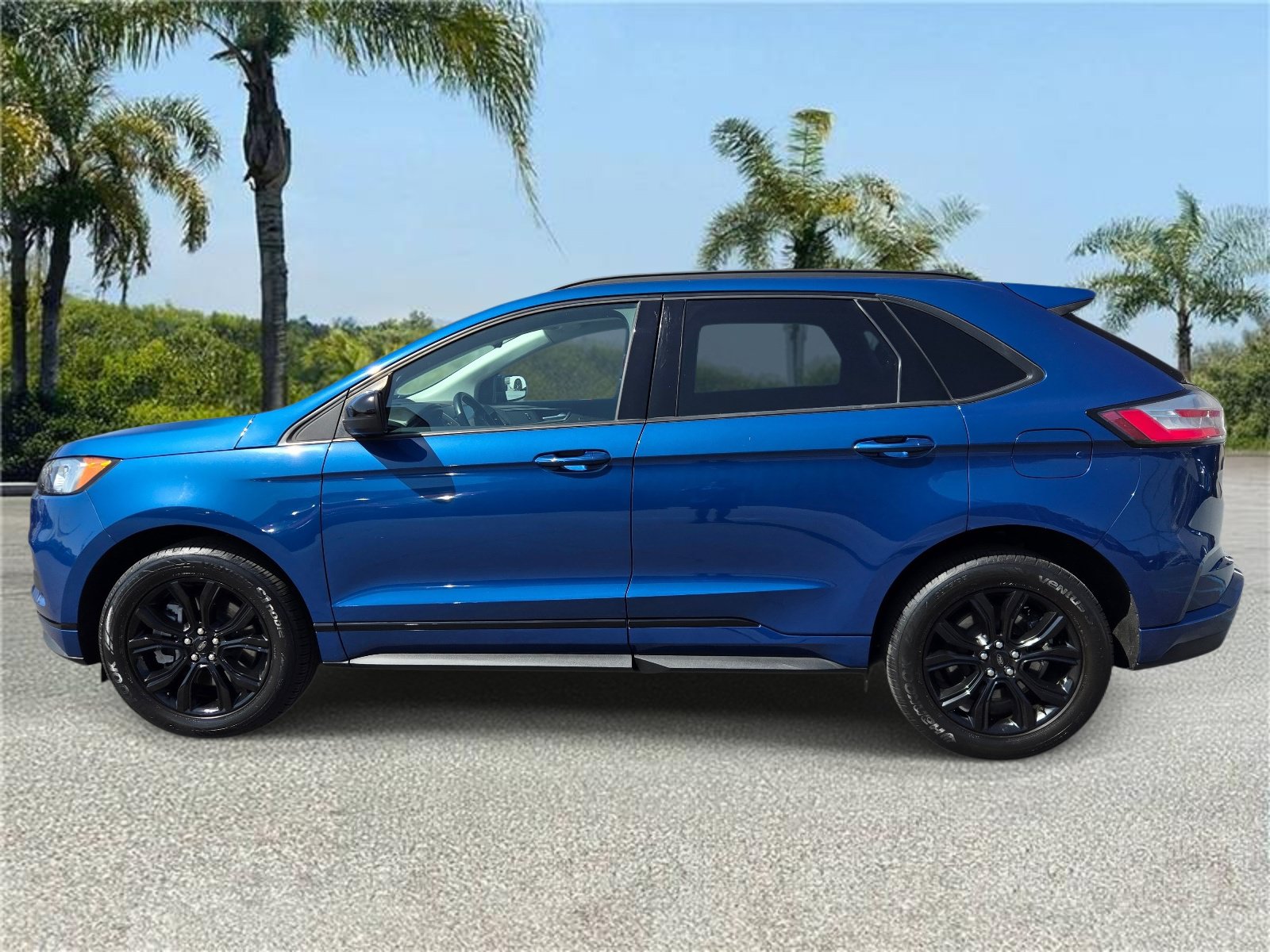 Used 2023 Ford Edge SE w/ Black Appearance Package AWD/4WD image 2