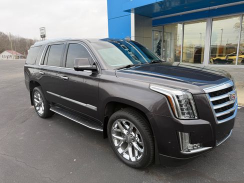 Used 2018 Cadillac Escalade Luxury image 2