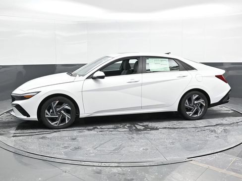 Used 2025 Hyundai Elantra Limited FWD image 8