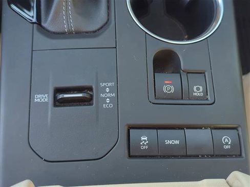 Used 2022 Toyota Highlander XLE FWD image 22