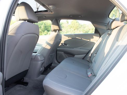 Used 2025 Hyundai Elantra SEL FWD image 13