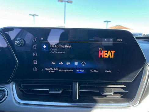 Used 2025 Chevrolet Trax LT image 21