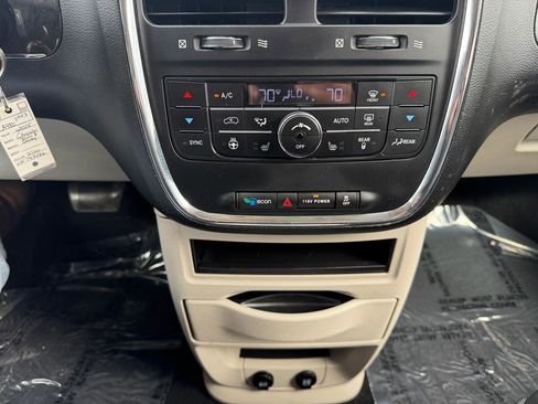 Used 2015 Chrysler Town & Country Touring-L w/ Driver Convenience Group FWD image 17