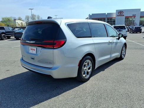 Used 2024 Chrysler Pacifica Limited image 4