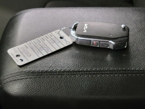 Used 2025 Kia Sportage LX image 27