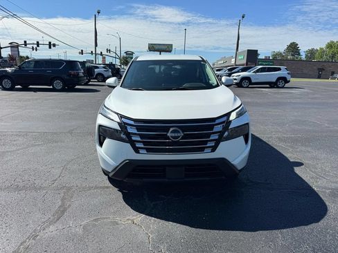 Used 2024 Nissan Rogue SV FWD image 3
