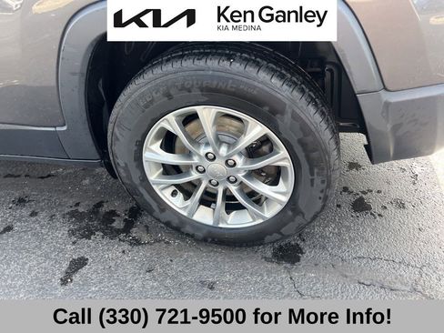 Used 2019 Jeep Cherokee Latitude Plus w/ Cold Weather Group AWD/4WD image 23